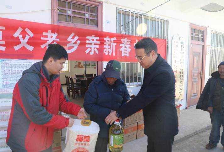 歲寒時(shí)節(jié)見真情  寒冬慰問暖人心