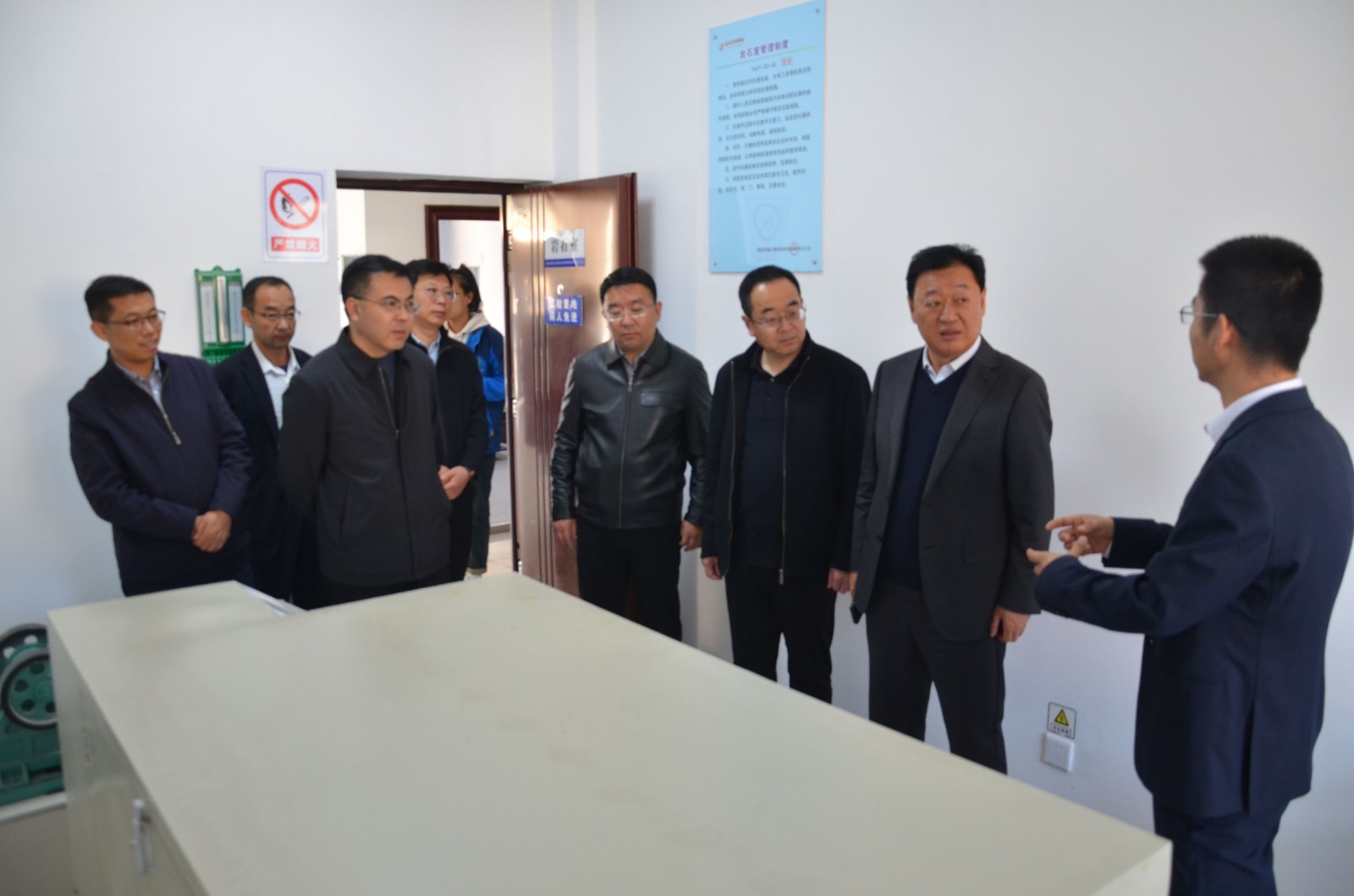 延安市市場監(jiān)督管理局黨組書記、局長劉新光一行赴延安交投集團試驗檢測公司調(diào)研指導