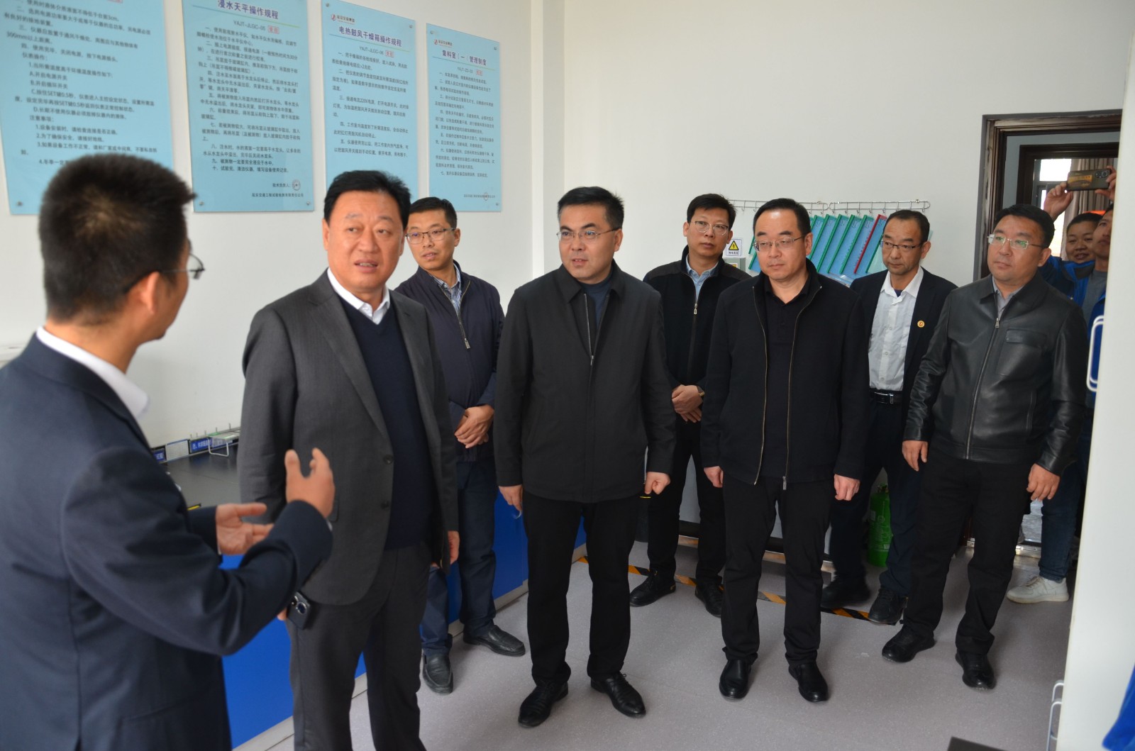 延安市市場監(jiān)督管理局黨組書記、局長劉新光一行赴延安交投集團試驗檢測公司調(diào)研指導
